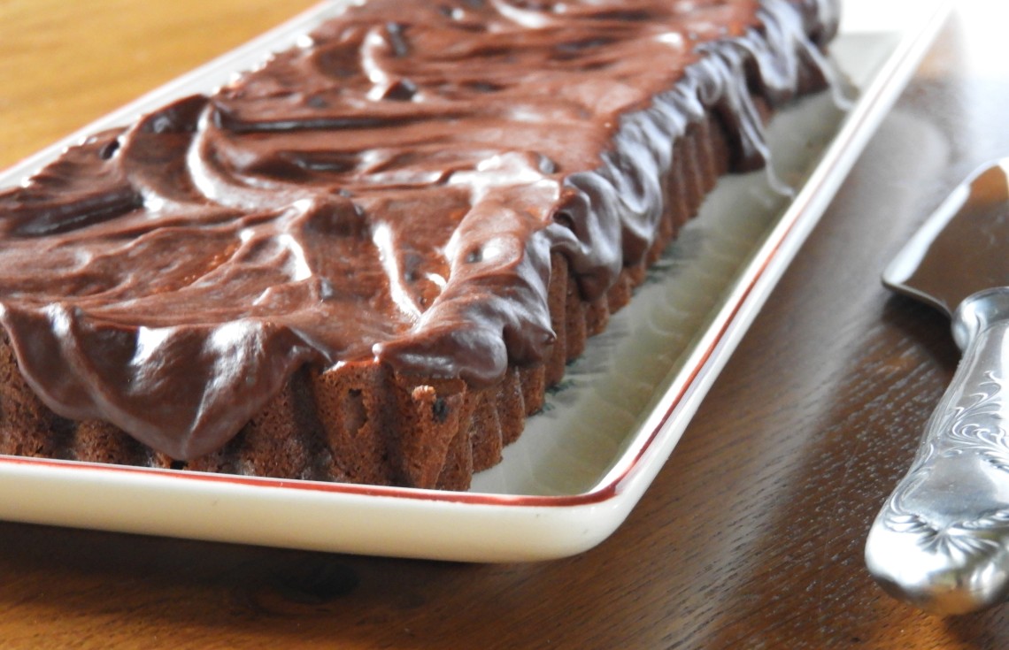 Gâteau moelleux au chocolat sous sa ganache au chocolat ...