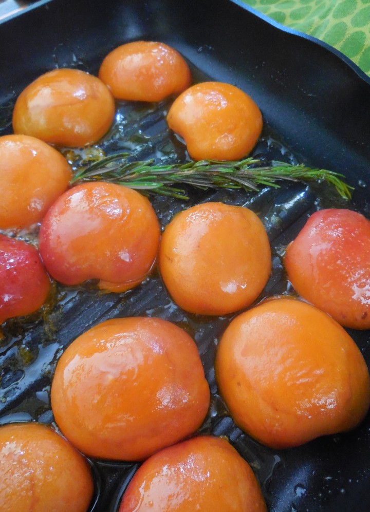 Abricots au romarin rôtis