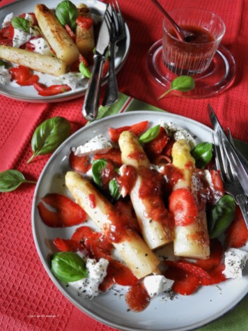 Asperges aux fraises, mozzarella et basilic