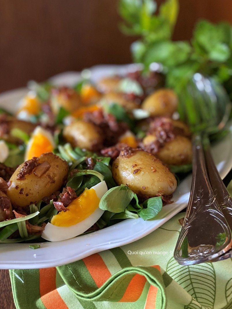Salade de Mâche, Pommes de Terre Nouvelles, Œufs Mollets et Vinaigrette Pancetta