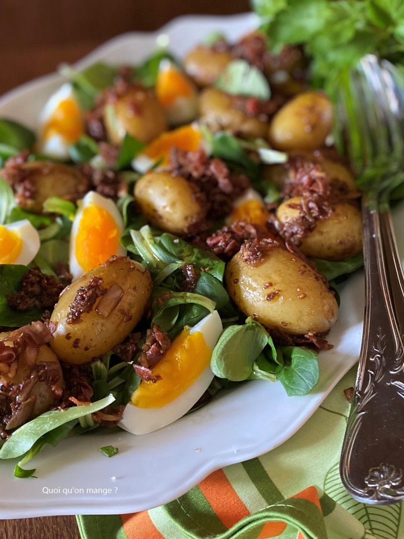 Salade de Mâche, Pommes de Terre Nouvelles, Œufs Mollets et Vinaigrette Pancetta