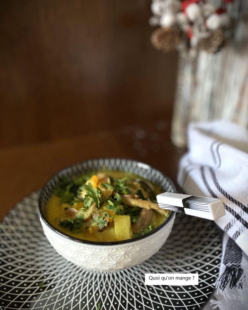 Bouillon de poulet et légumes au lait de coco parfumé au curry
